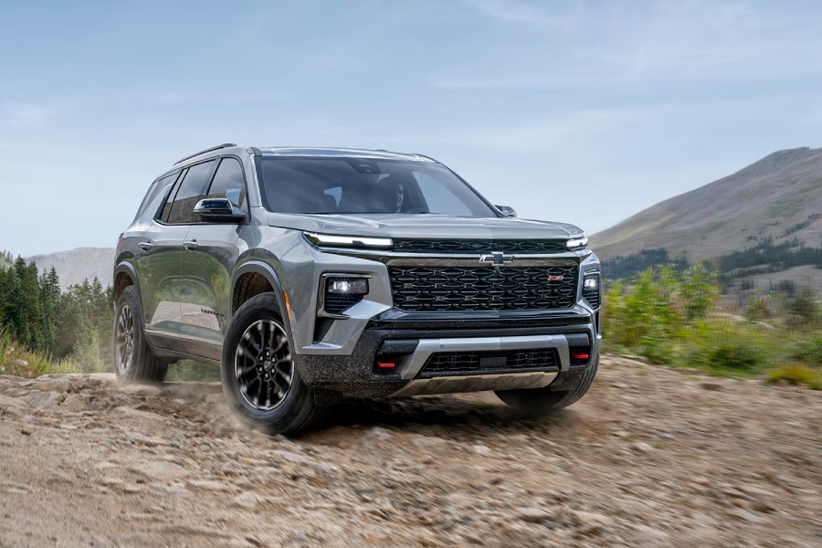 2026 Chevy Traverse Exterior Passenger Side Front Angle