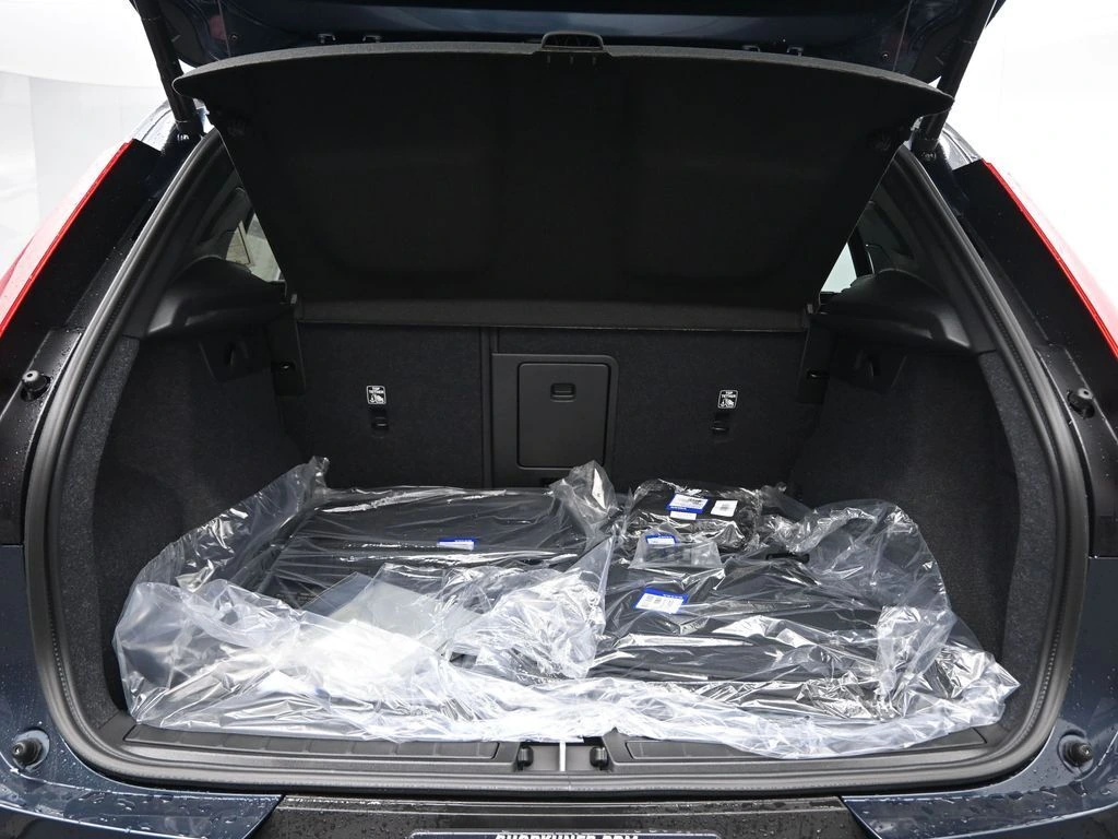 2026 Volvo - image 25