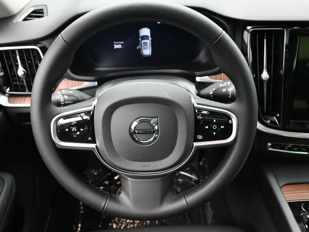 2026 Volvo - image 17