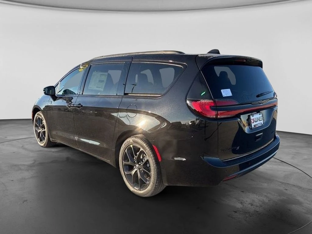 2026 Chrysler Pacifica Limited - Photo 8