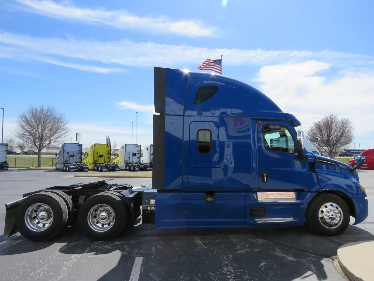 2022 Freightliner Cascadia - image 9