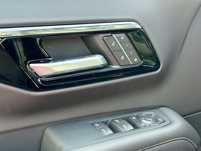 2025 Chevrolet Suburban Premier - Photo 21