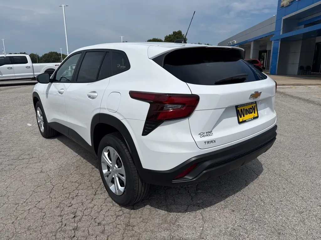 2025 Chevrolet Trax LS photo 7