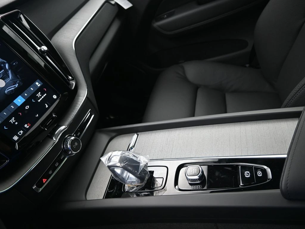 2025 Volvo - image 18