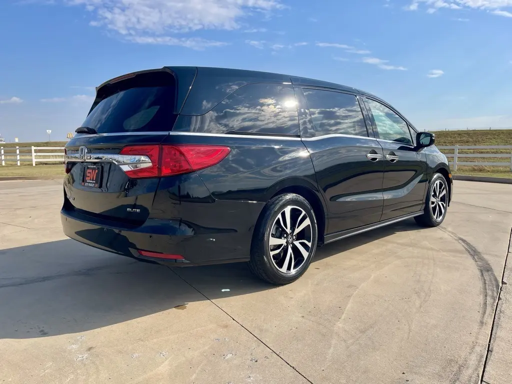 2018 Honda Odyssey Elite photo 2