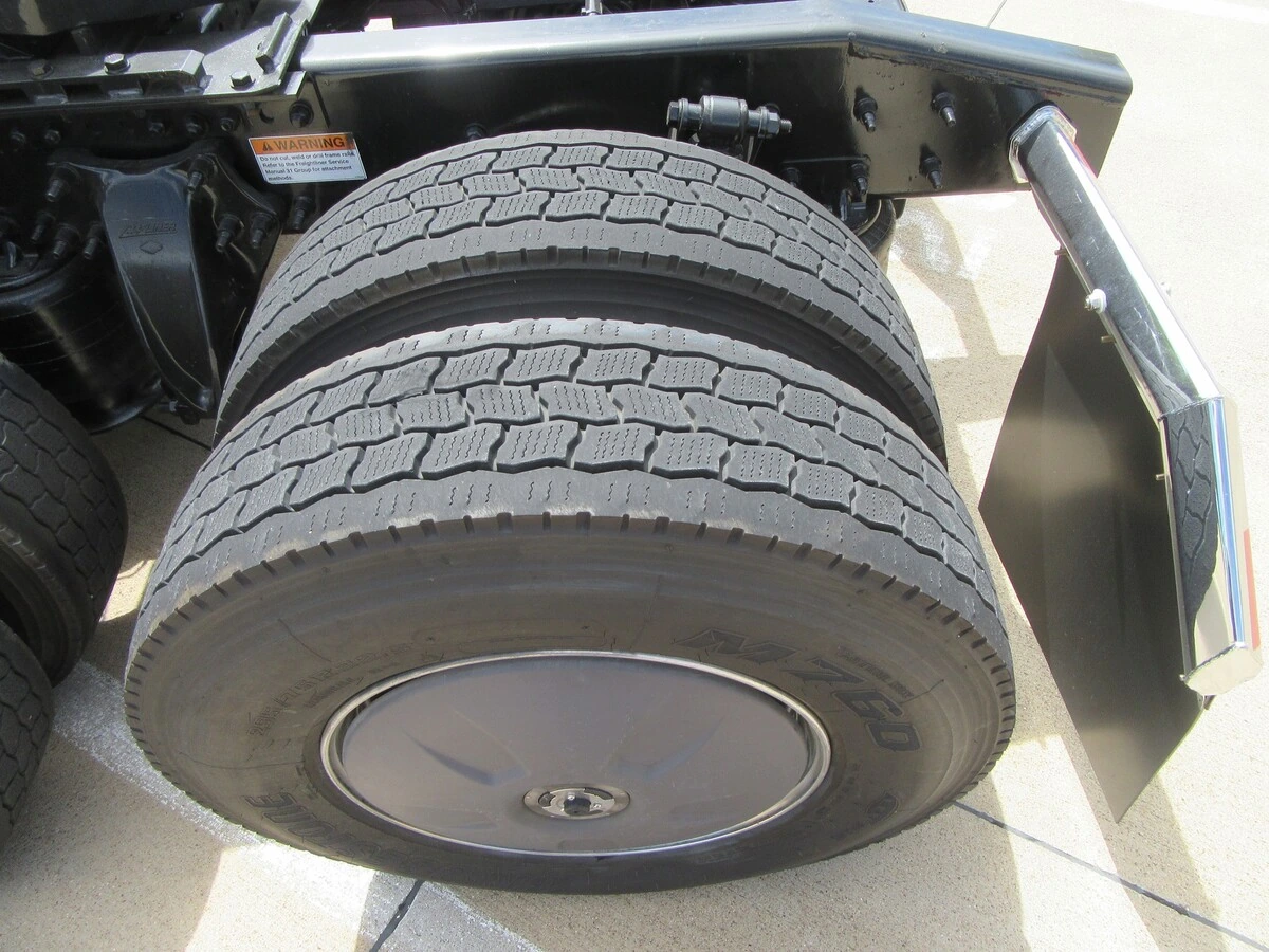 2022 Freightliner Cascadia - image 12