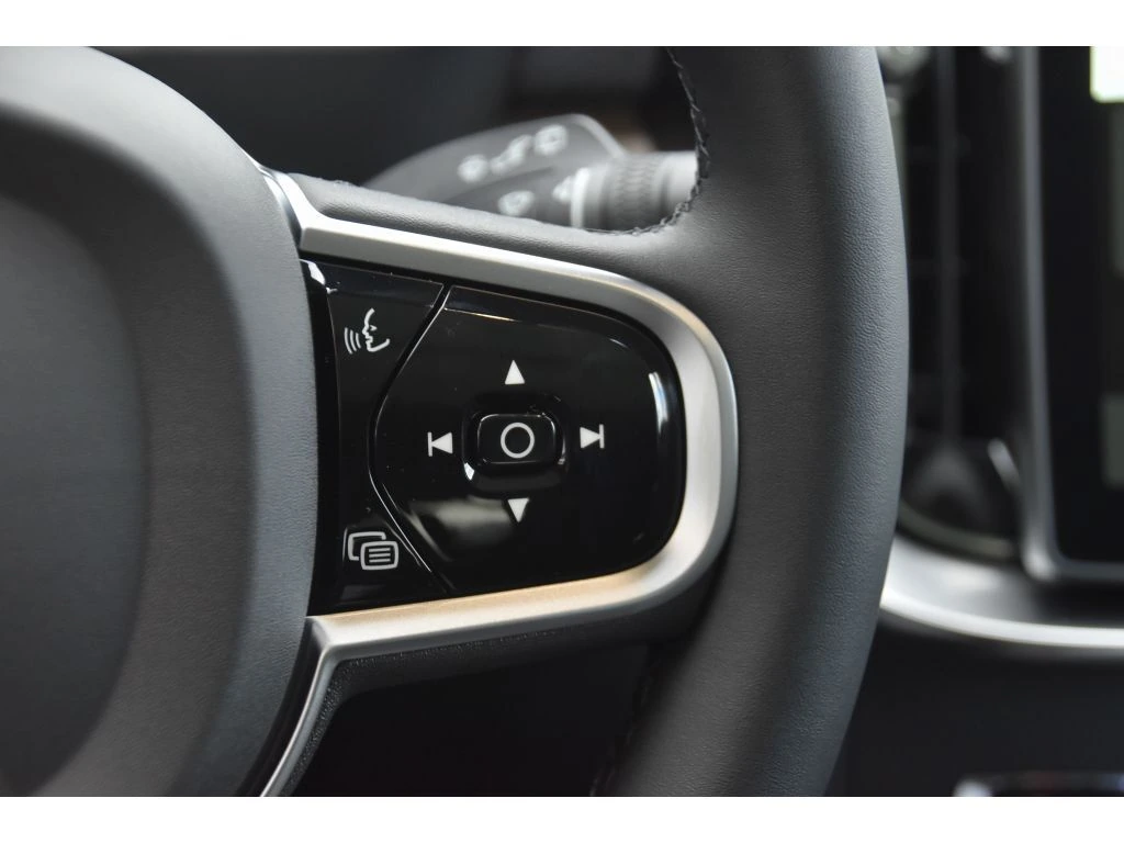 2026 Volvo - image 32