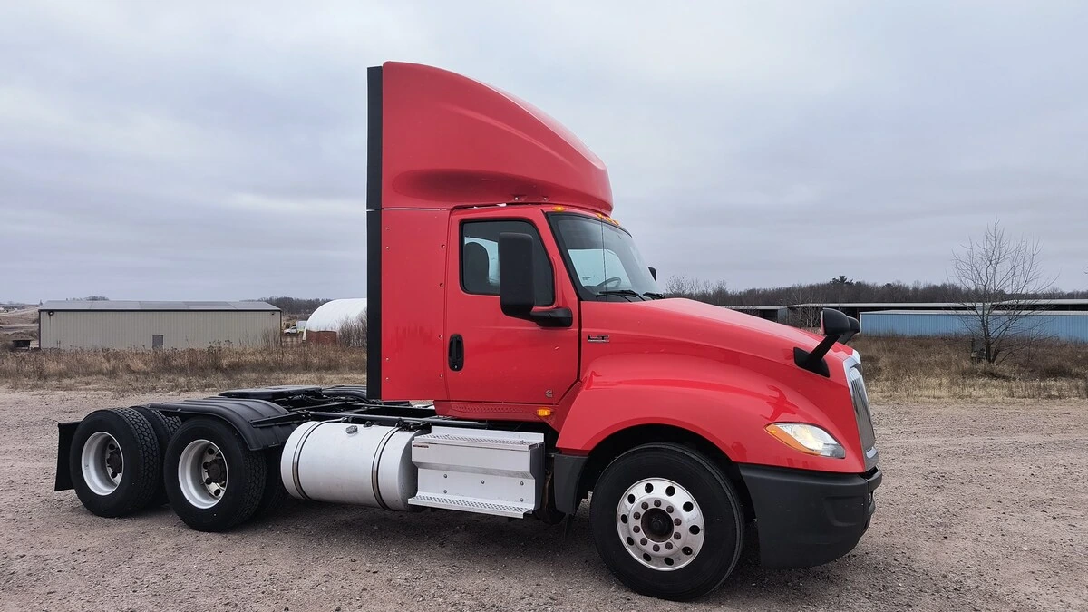 2019 International LT - image 3