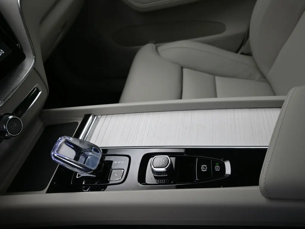 2026 Volvo - image 16