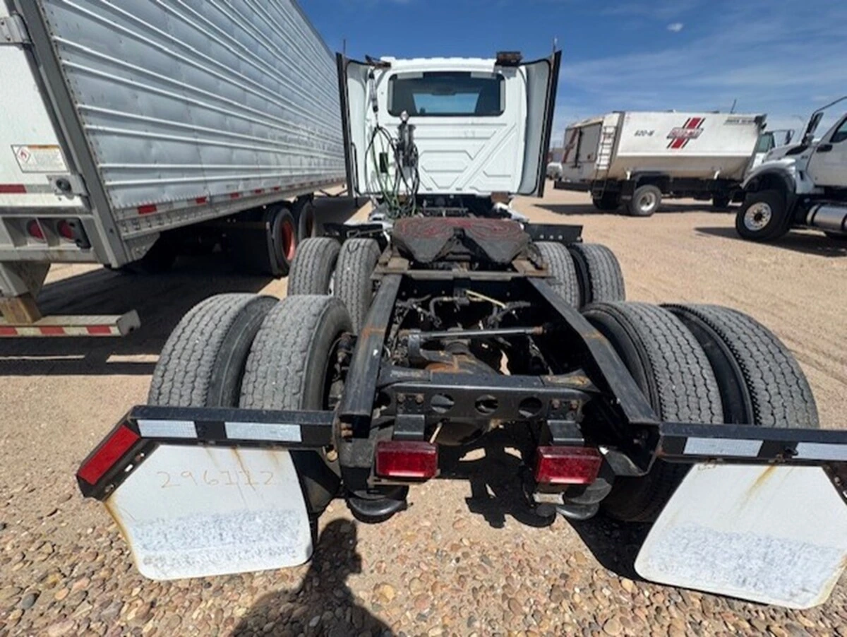 2019 International LT - image 5