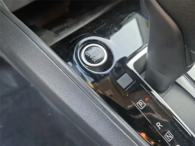 2025 Nissan Versa 1.6 SV photo 19