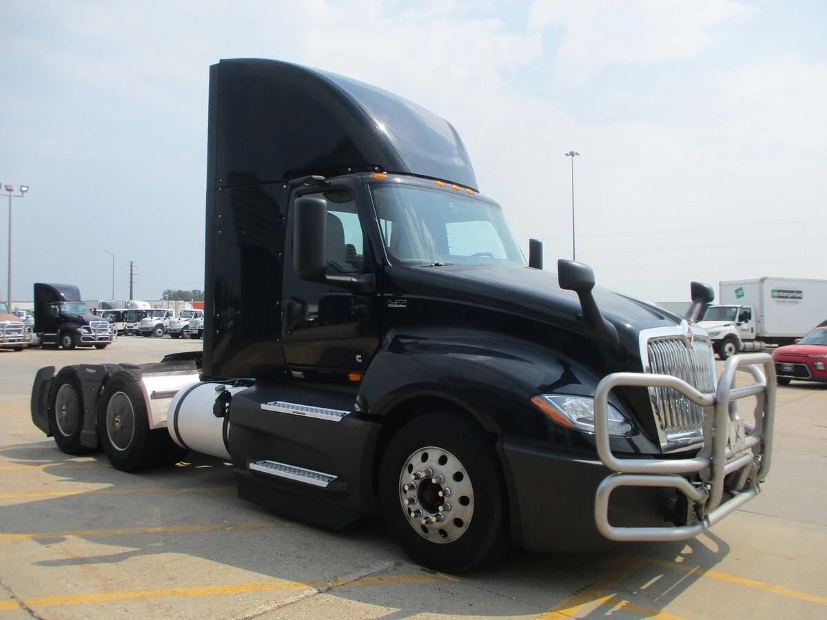 2022 International LT in Altoona, IA — photo 3