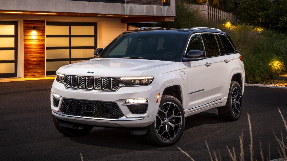 2025 Jeep Grand Cherokee 4xe Exterior Driver Side Front Profile