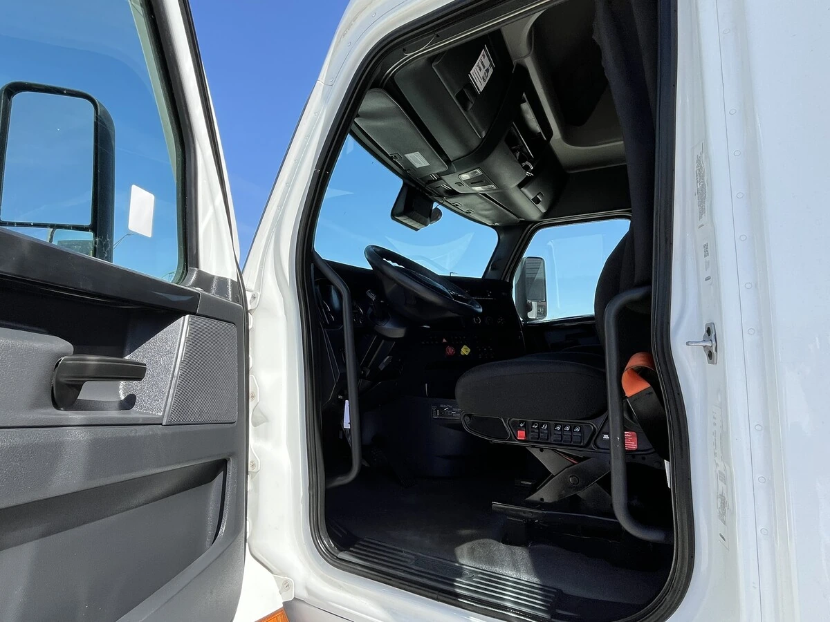 2023 Freightliner Cascadia - image 24