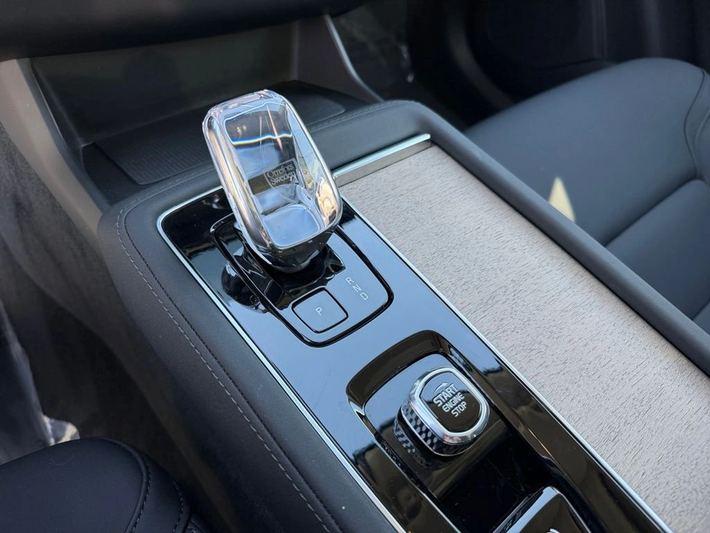 2025 Volvo - image 25