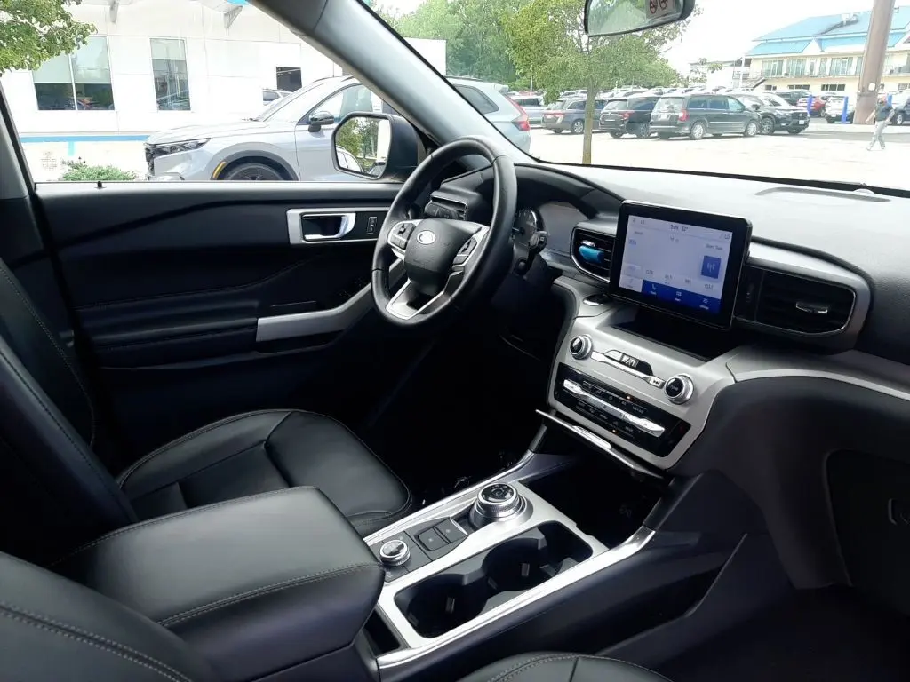 2024 Ford Explorer XLT photo 8