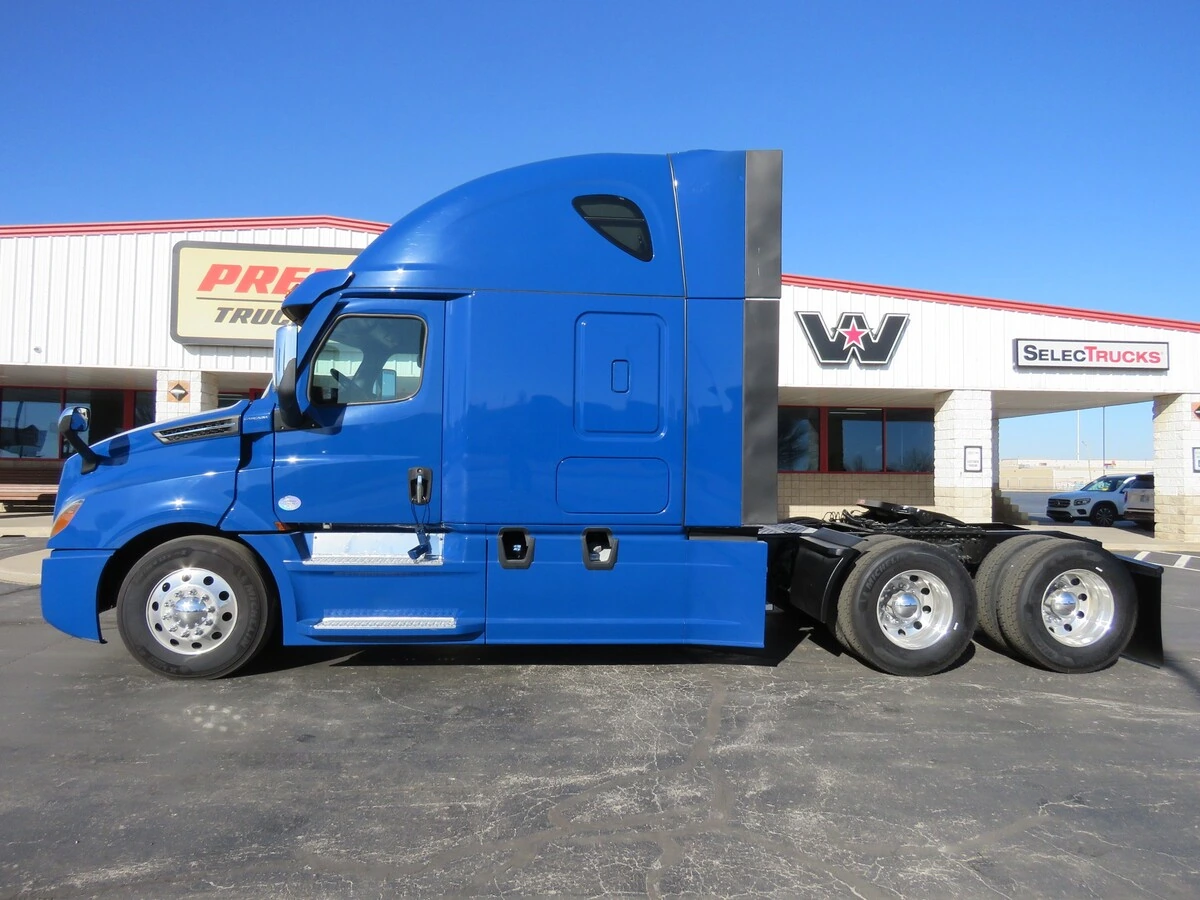 2022 Freightliner Cascadia - image 2