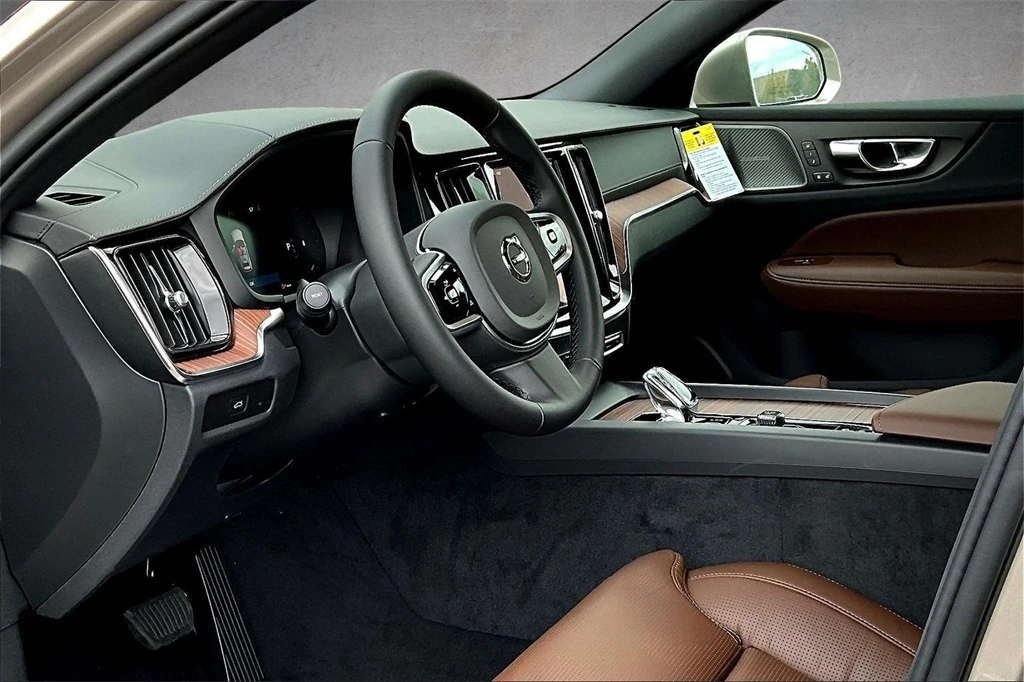 2026 Volvo - image 7