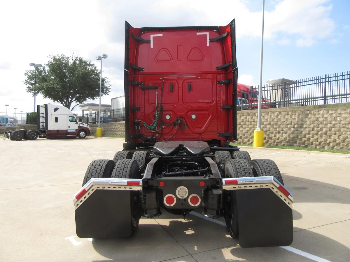 2023 Freightliner Cascadia — photo 8