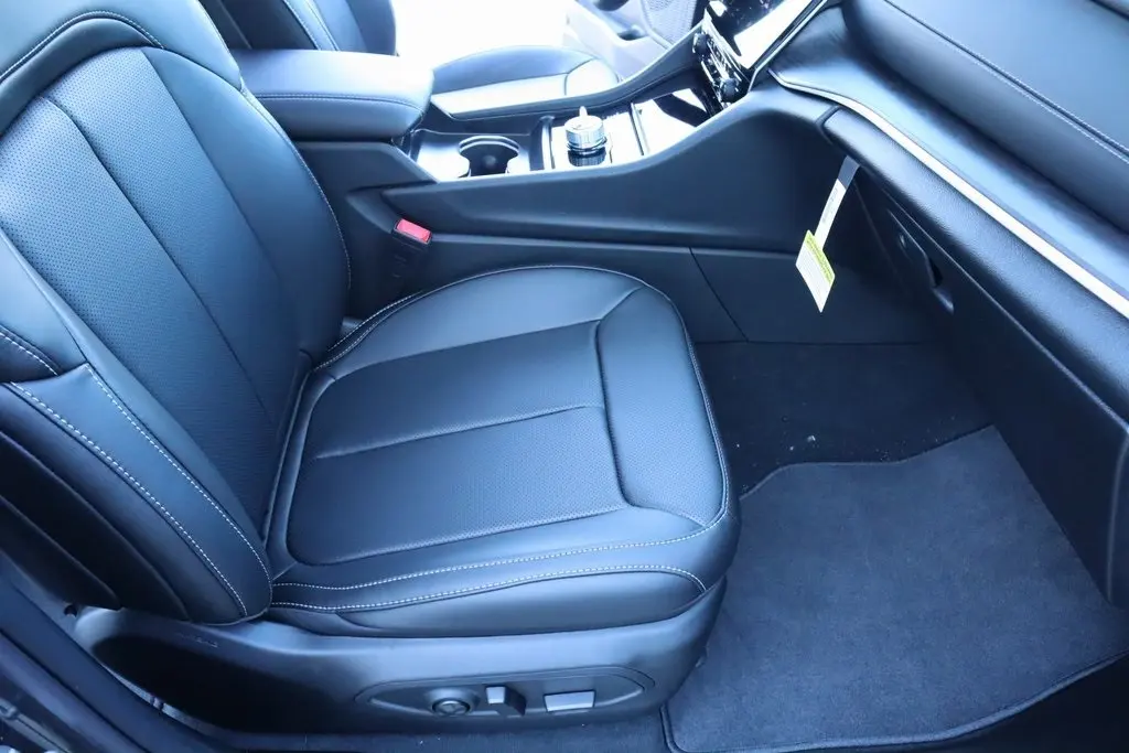 2025 Jeep Grand Cherokee Limited photo 4