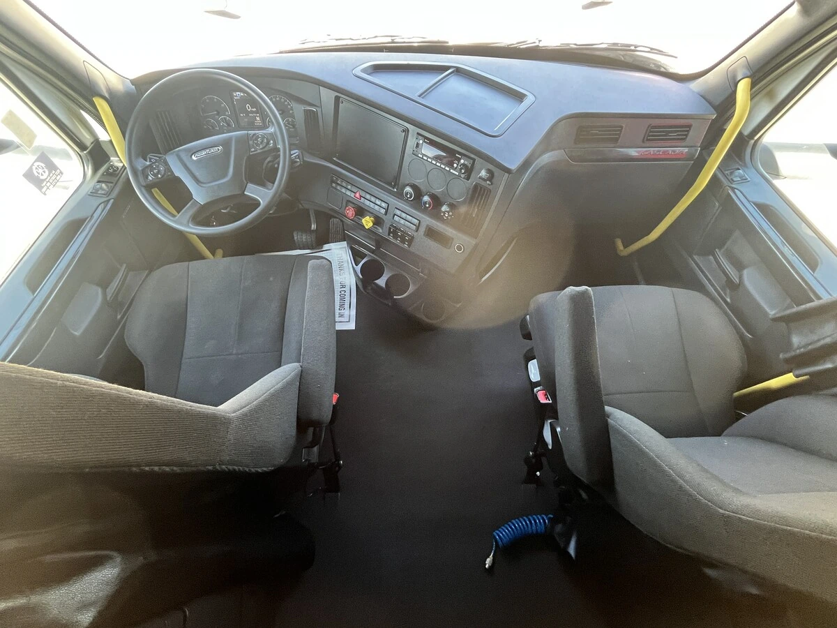 2025 Freightliner Cascadia - image 25