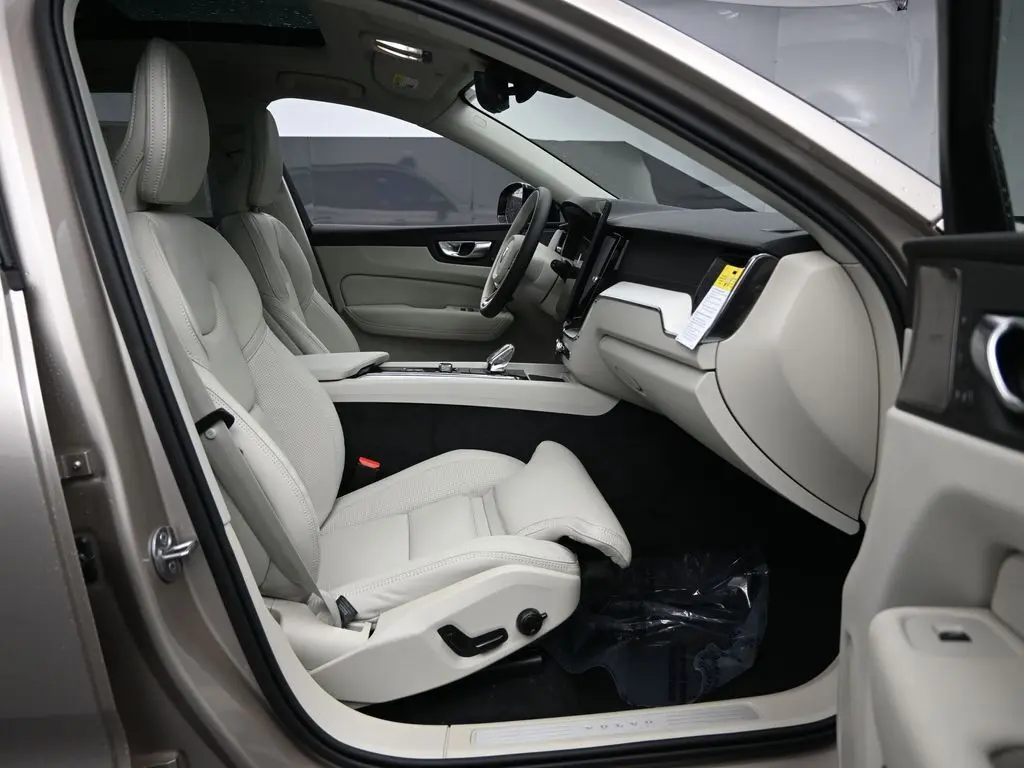 2026 Volvo - image 27