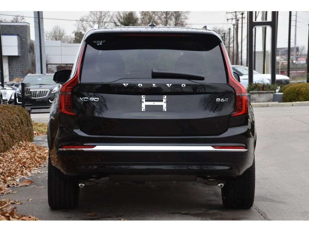 2026 Volvo - image 5