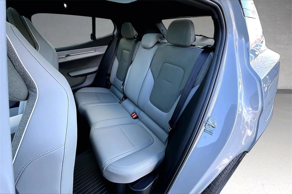 2025 Volvo - image 21