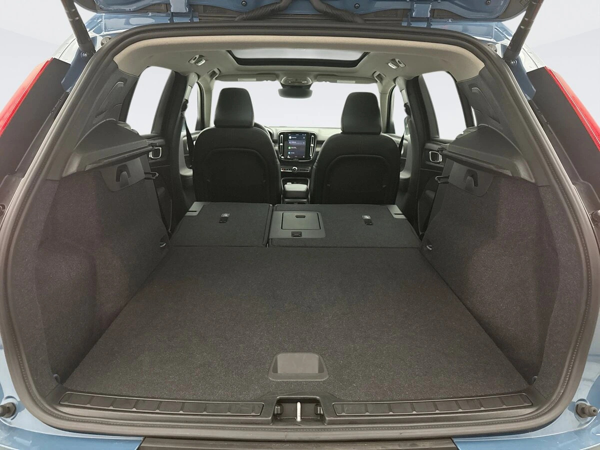 2025 Volvo - image 23