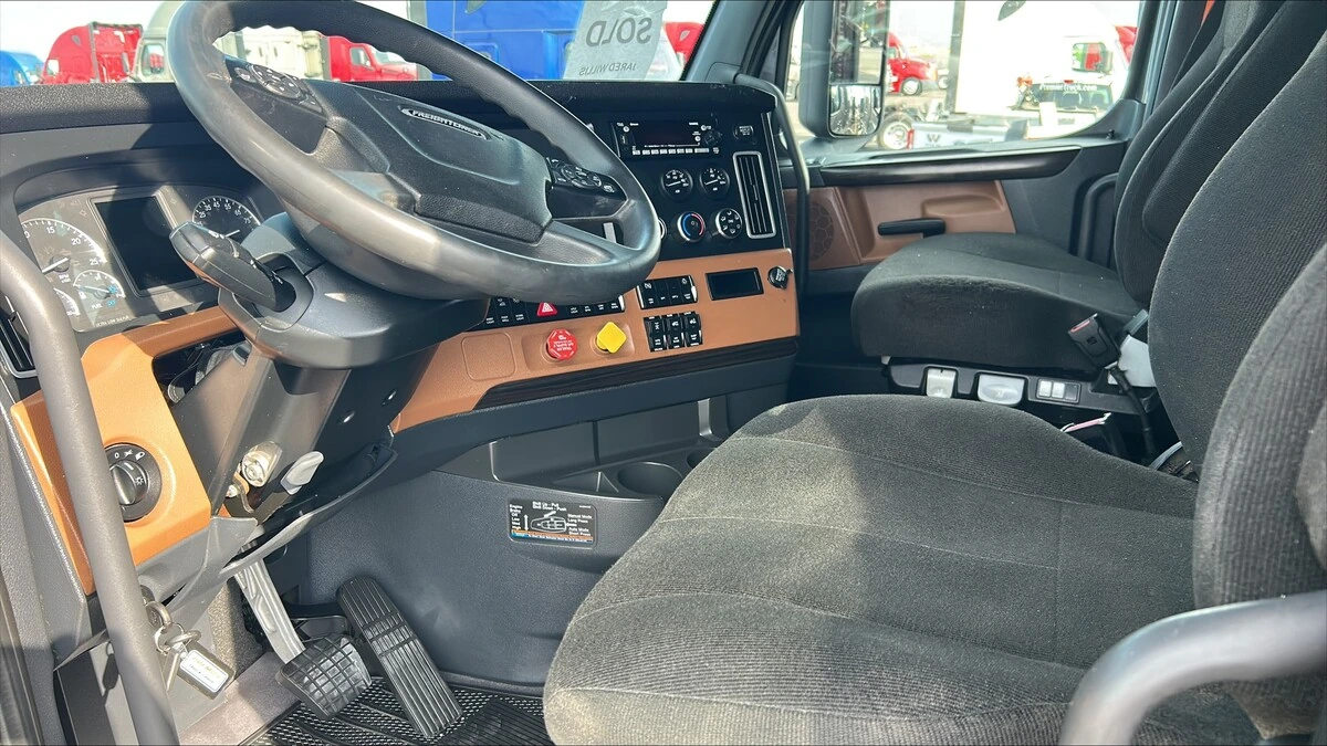 2022 Freightliner Cascadia — photo 2