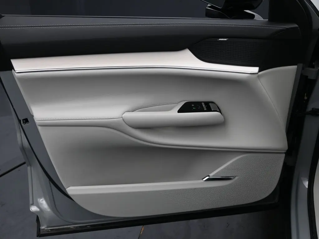 2025 Volvo - image 23