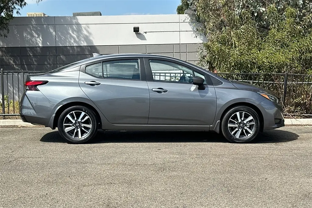 2025 Nissan Versa 1.6 SV photo 3