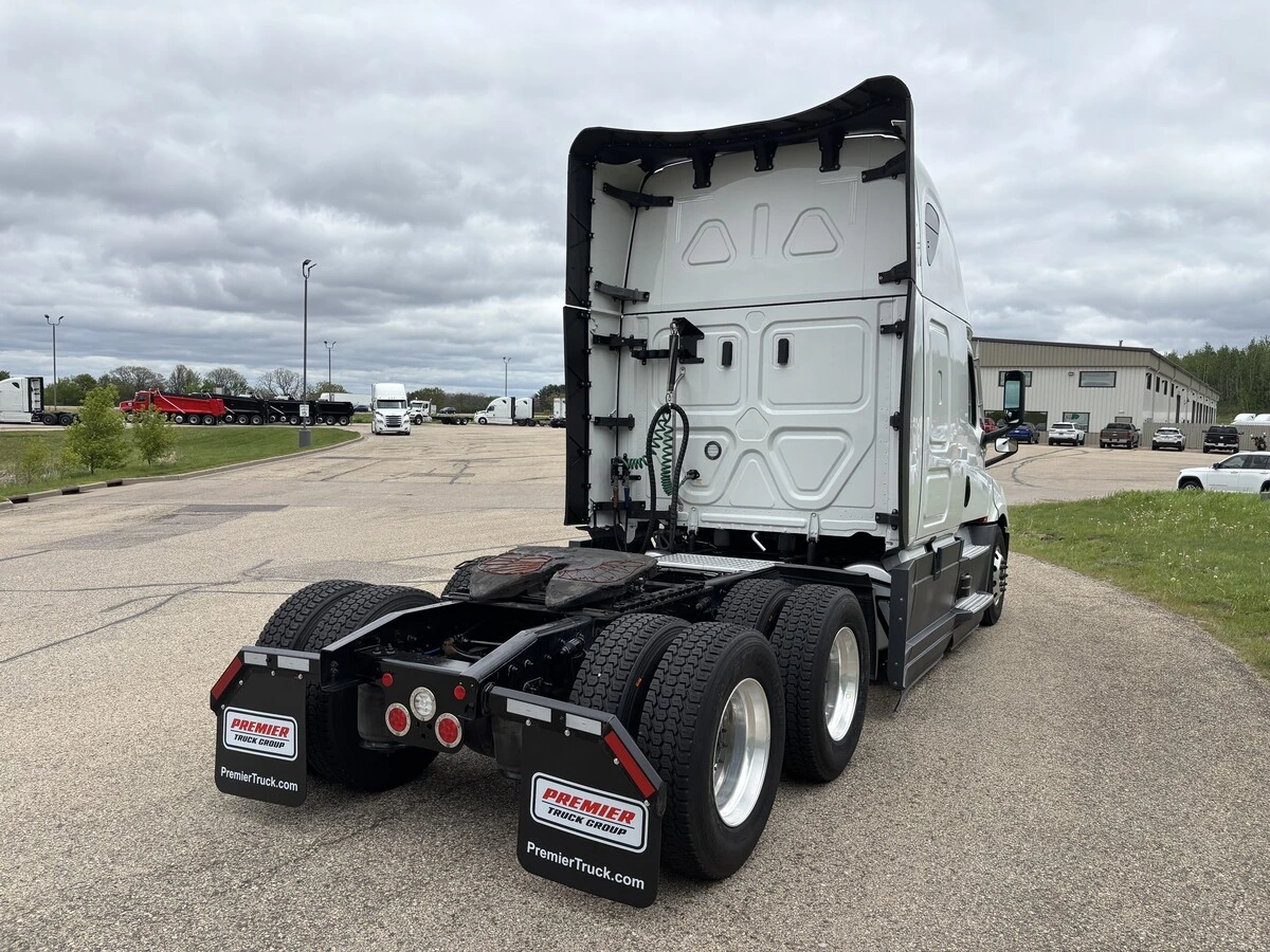 2025 Freightliner Cascadia — photo 5