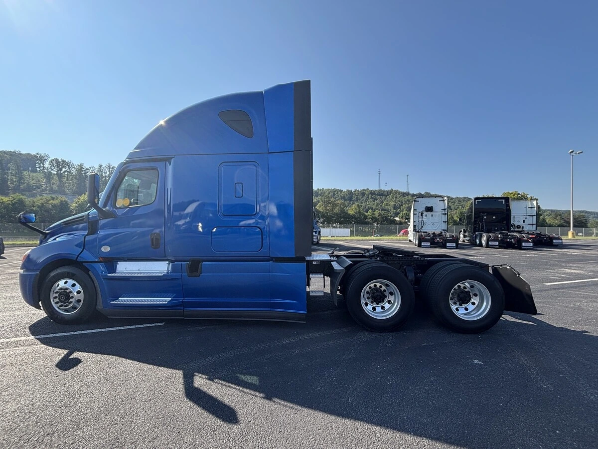 2022 Freightliner Cascadia — photo 8