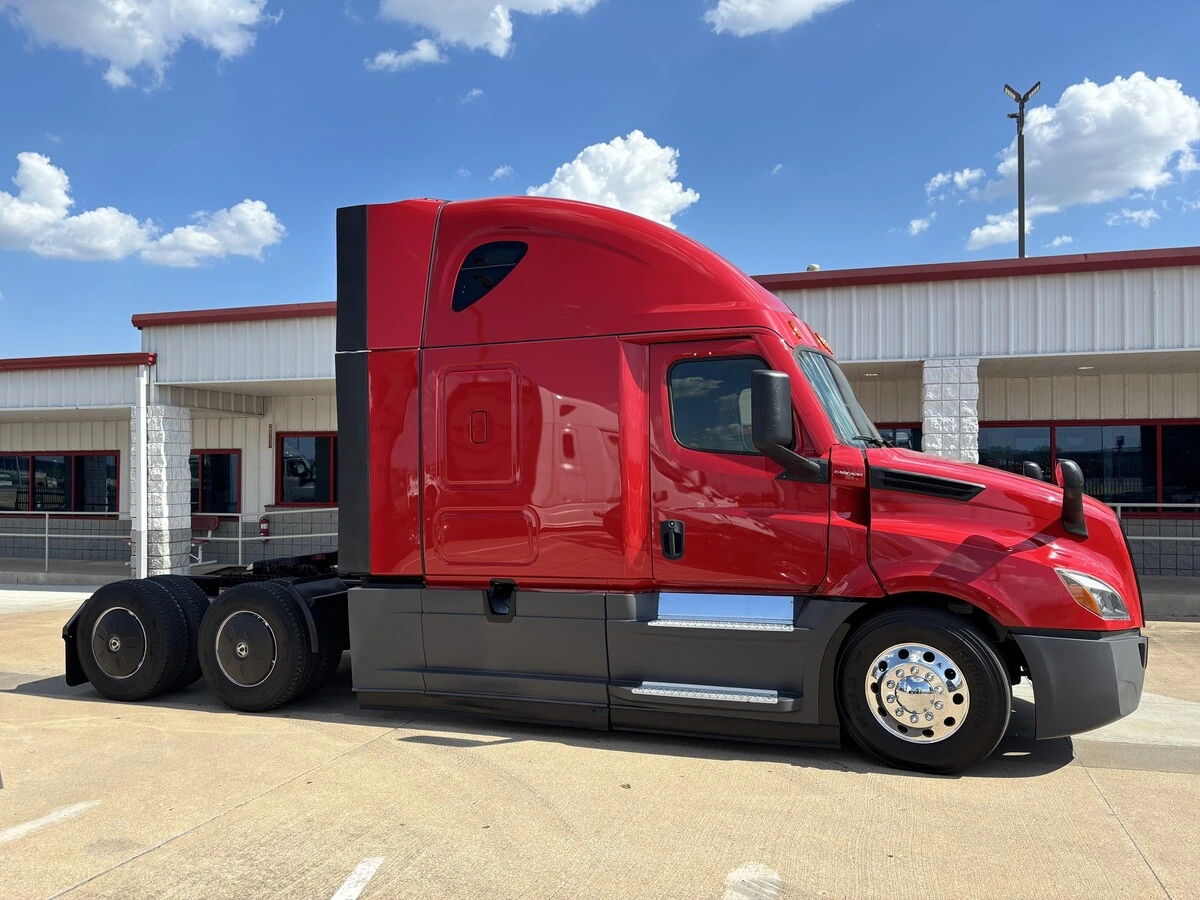 2023 Freightliner Cascadia — photo 5