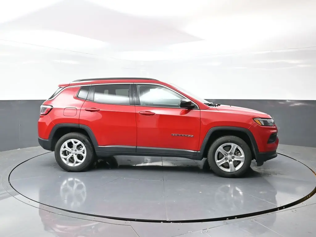 2024 Jeep Compass Latitude photo 2
