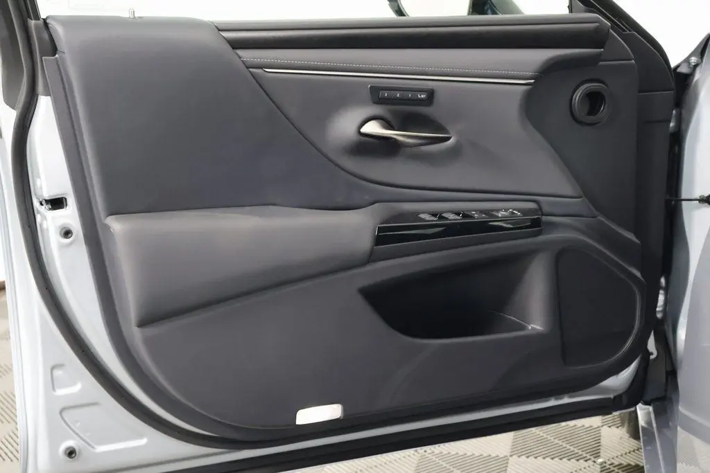 2025 Lexus ES 300h photo 7