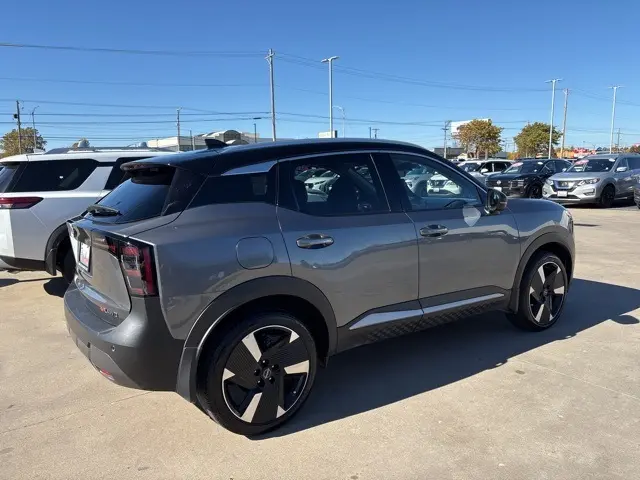 2025 Nissan Kicks SR photo 2