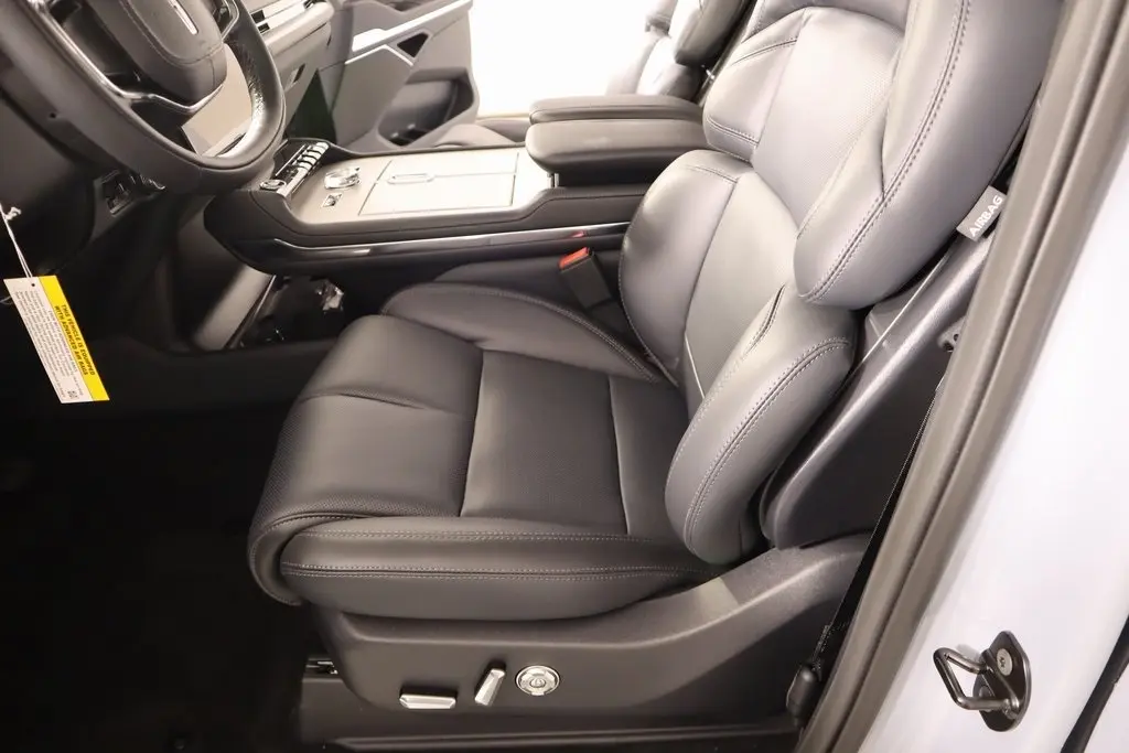 2025 Lincoln Navigator L Reserve photo 2