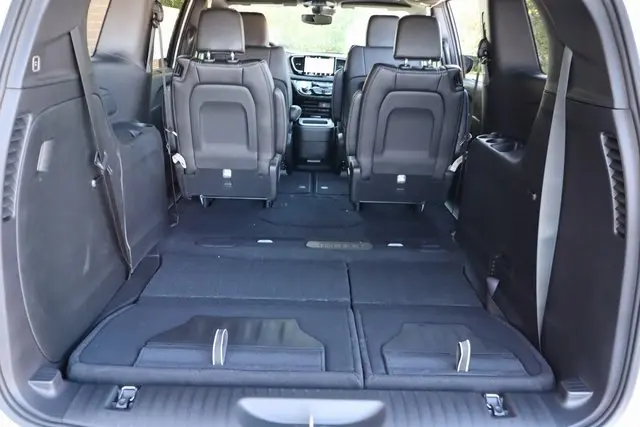 2026 Chrysler Pacifica photo 38