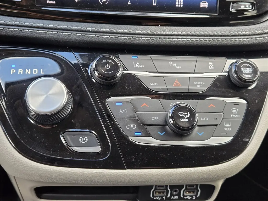 2024 Chrysler Pacifica Hybrid photo 18