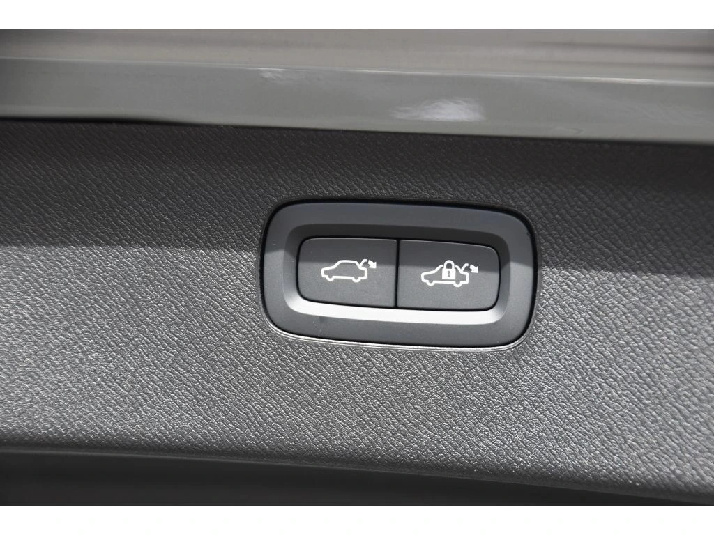 2026 Volvo - image 23