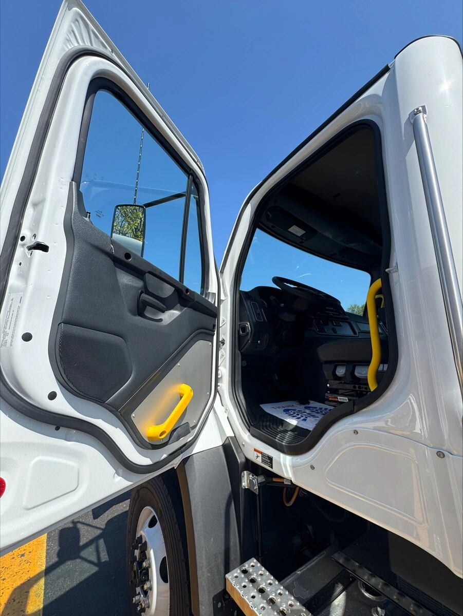 2025 Freightliner 108SD in Portland, OR — photo 8