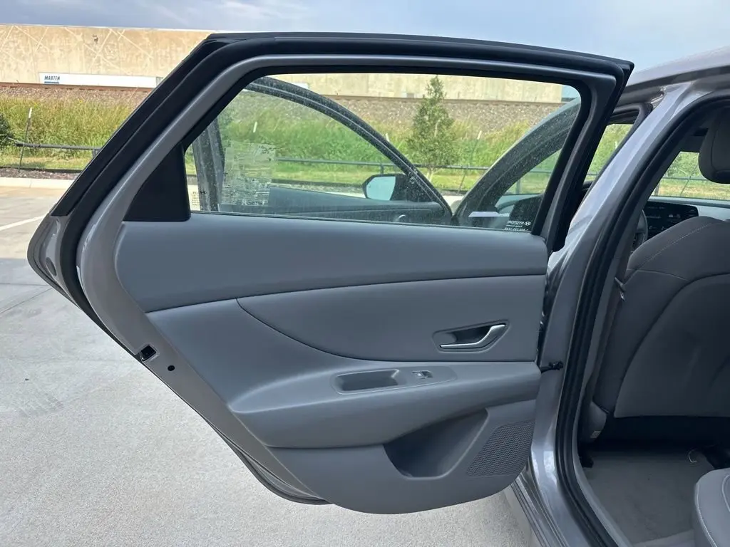 2025 Hyundai Elantra SEL Sport photo 17