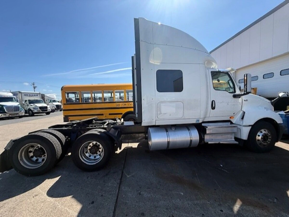 2022 International LT - image 4