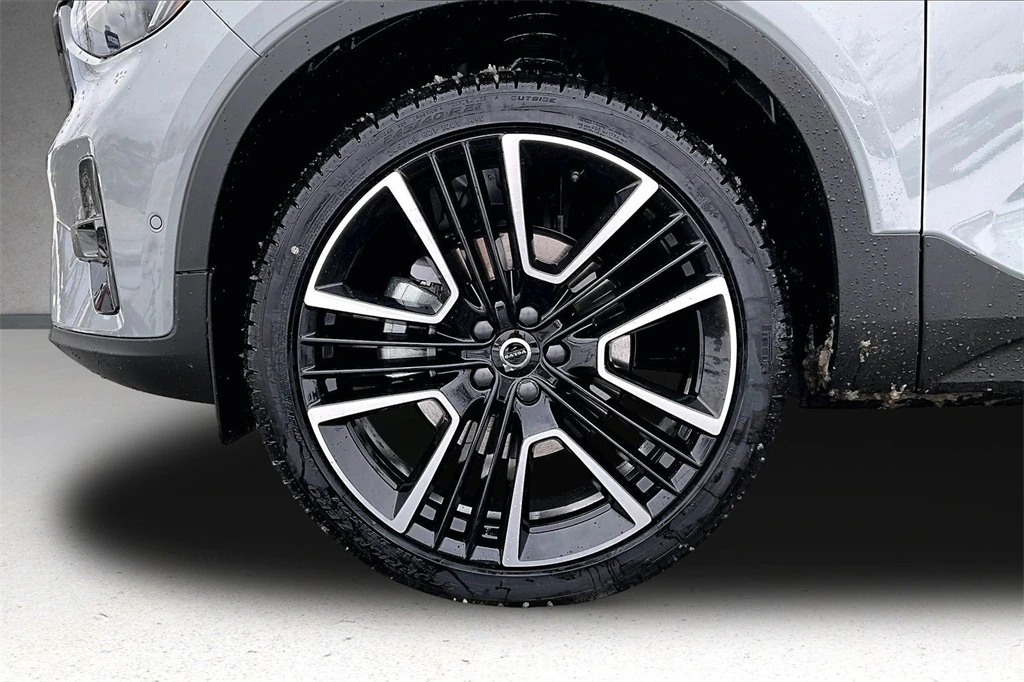 2026 Volvo - image 13