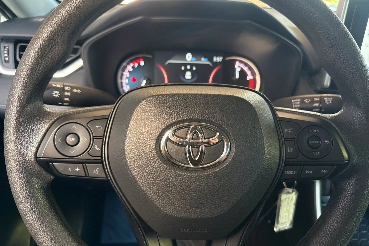 2025 Toyota RAV4 LE - Photo 22