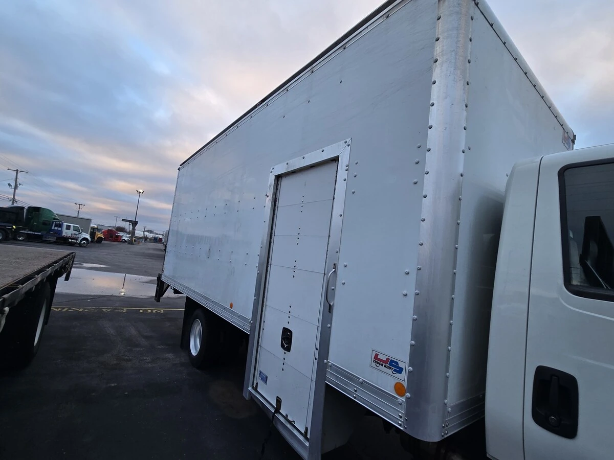 2018 International 4300 in Louisville, KY — photo 7