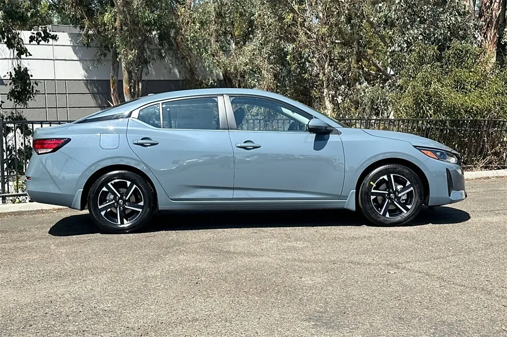 2025 Nissan Sentra SV photo 3