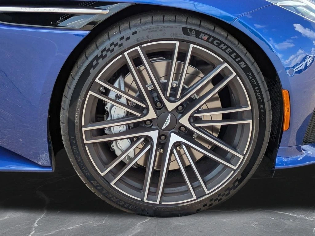 2025 Aston Martin DB12 Base - Photo 37